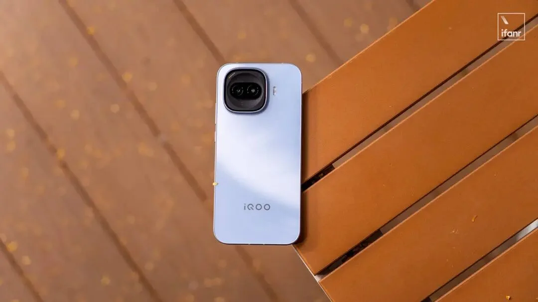 手机大涨价时代来了！AI 红利没吃上，AI 黑利先吃撑