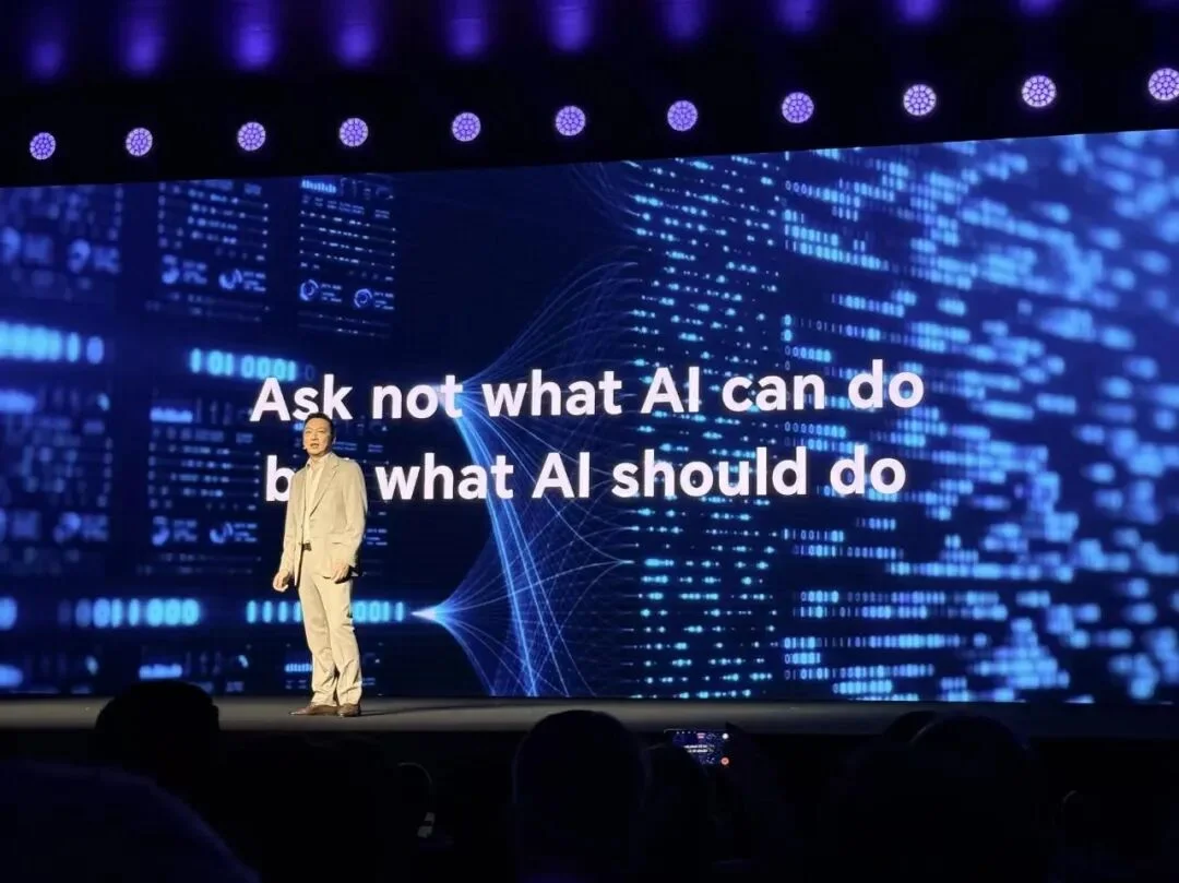 刚刚，荣耀人形机器人热舞亮相欧洲！全球第一个“机器人手机”真机首秀