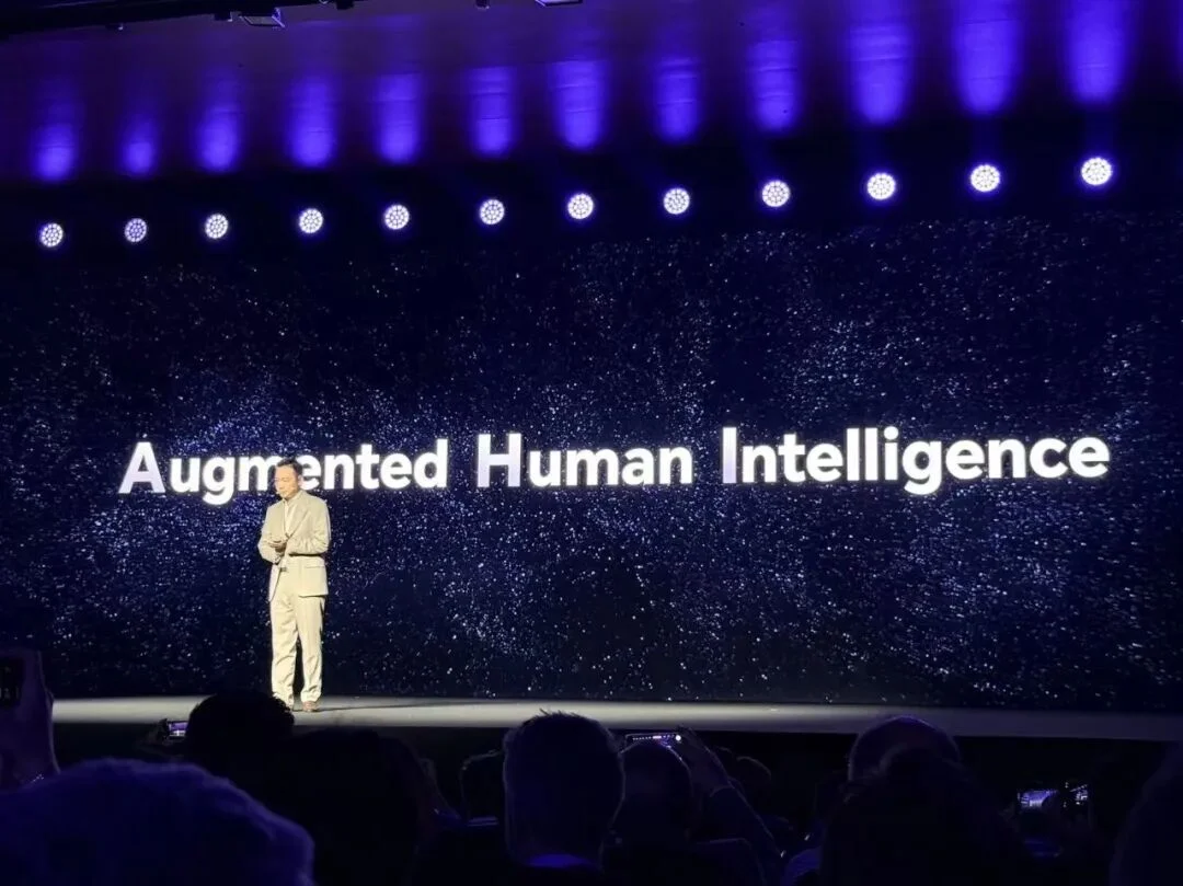 刚刚，荣耀人形机器人热舞亮相欧洲！全球第一个“机器人手机”真机首秀