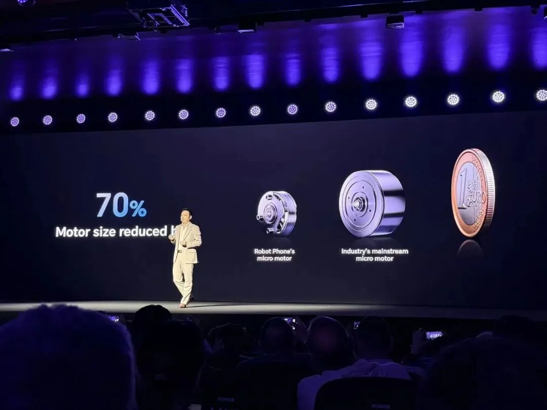 刚刚，荣耀人形机器人热舞亮相欧洲！全球第一个“机器人手机”真机首秀