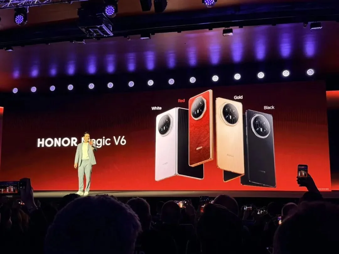 刚刚，荣耀人形机器人热舞亮相欧洲！全球第一个“机器人手机”真机首秀