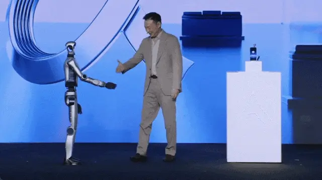 刚刚，荣耀人形机器人热舞亮相欧洲！全球第一个“机器人手机”真机首秀