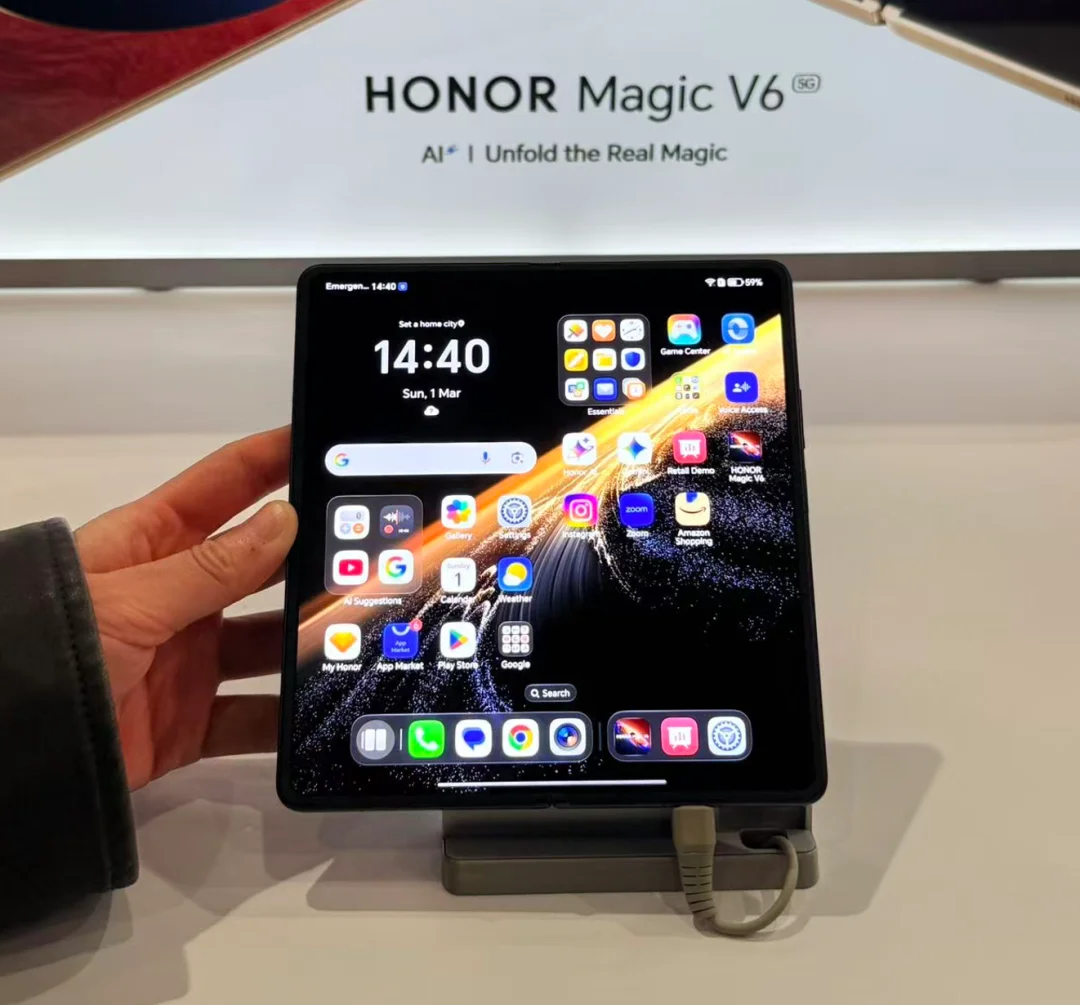 刚刚，荣耀人形机器人热舞亮相欧洲！全球第一个“机器人手机”真机首秀