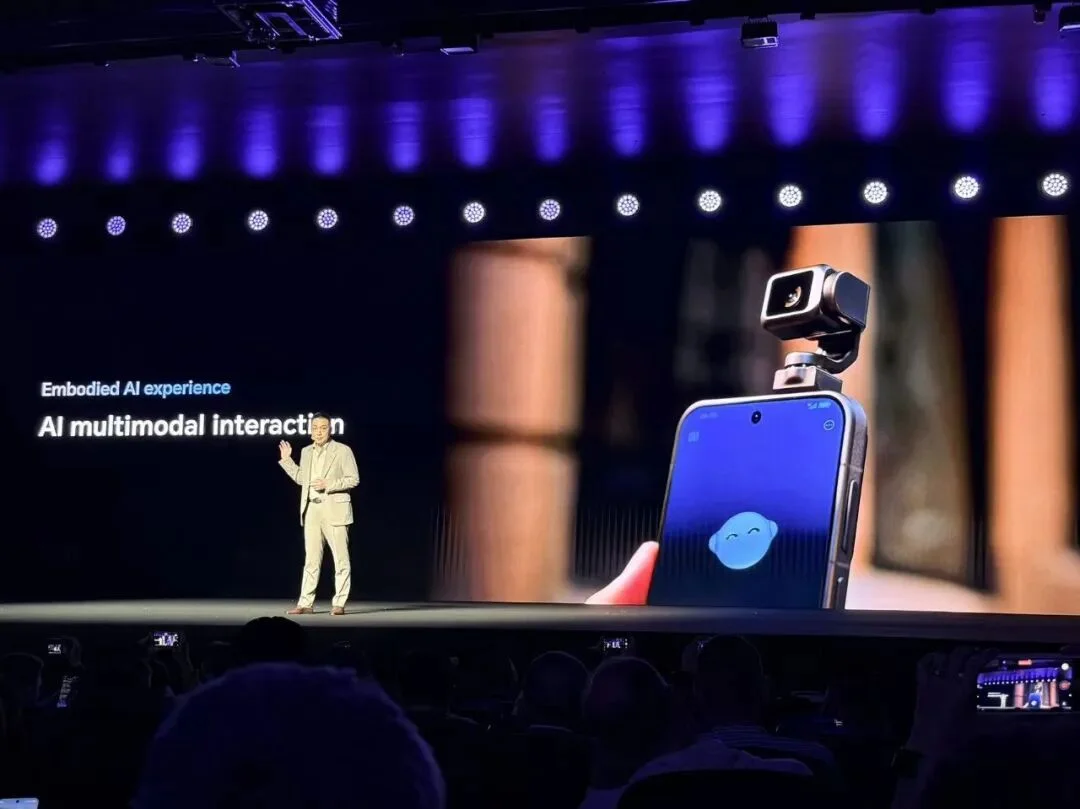 刚刚，荣耀人形机器人热舞亮相欧洲！全球第一个“机器人手机”真机首秀