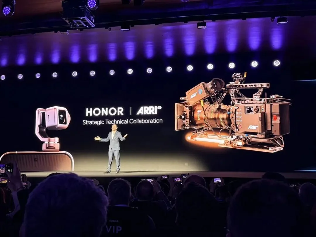 刚刚，荣耀人形机器人热舞亮相欧洲！全球第一个“机器人手机”真机首秀