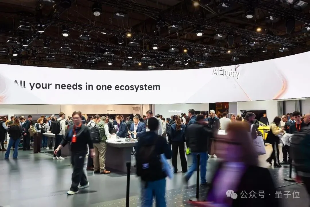 这届MWC真成了中国AI主场，小米直接把AI从对话框里拽出来接管物理世界了