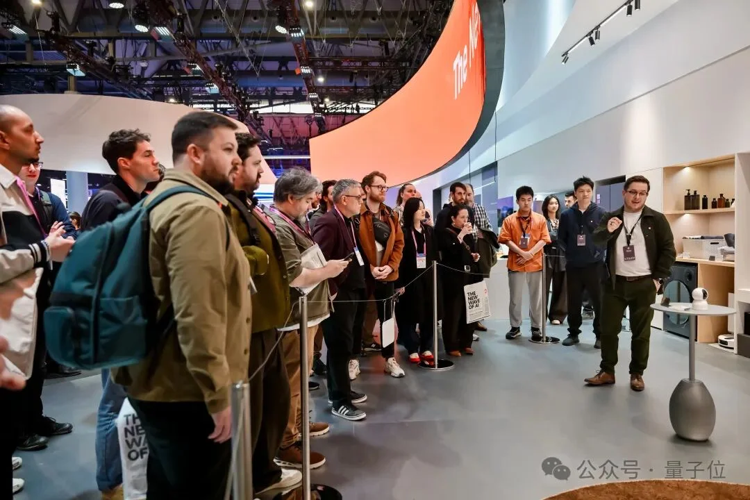 这届MWC真成了中国AI主场，小米直接把AI从对话框里拽出来接管物理世界了