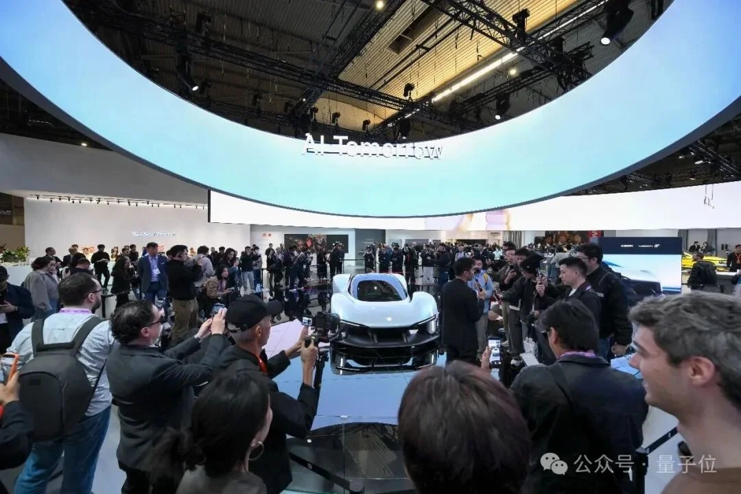 这届MWC真成了中国AI主场，小米直接把AI从对话框里拽出来接管物理世界了